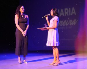 Livia Viana e mulher homenageada em palco da premiação Ela Star