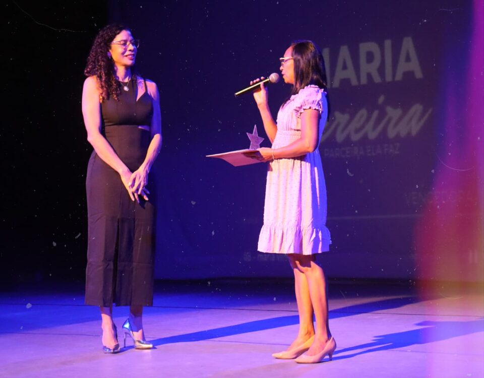 Livia Viana e mulher homenageada em palco da premiação Ela Star