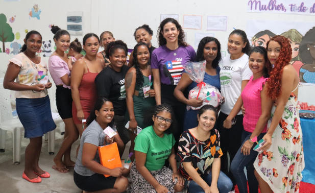 CEO da Ela Faz, Lívia Viana, ao centro, rodeada por onze mulheres de comunidade de São Luís